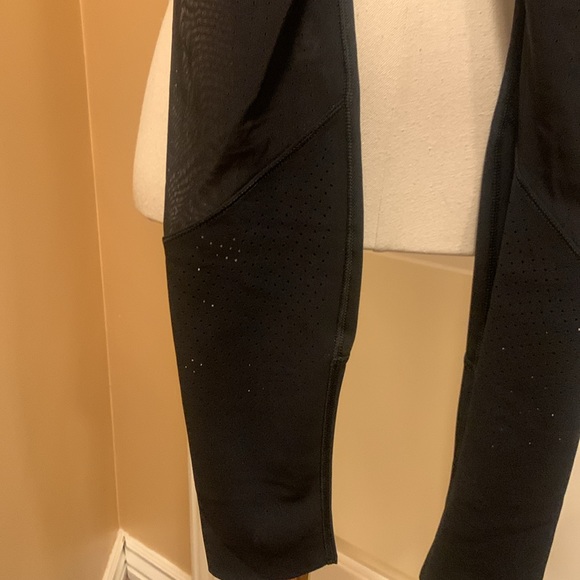 Size 4 Lulu Lemon full length leggings EUC BLK WITH MESH LEG INSERTS 2 pockets😀 - Picture 5 of 10